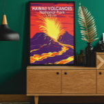 Hawaii Volcanoes Nationaal Park Vintage Poster<br><div class="desc">Hawaii Volcanoes vectorillustraties in een raamstijlontwerp. Het park ligt op Hawaii Island. De actieve vulkanen van de Kīlauea en de Mauna Loa staan centraal.</div>