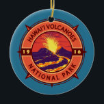 Hawaii Volcanoes National Park Retro Compass Keramisch Ornament<br><div class="desc">Hawaii Volcanoes vectorkunstwerk ontwerp. Het park ligt op Hawaii Island. De actieve vulkanen van de Kīlauea en de Mauna Loa staan centraal.</div>