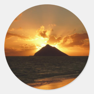 Hawaii zonsopgang aan het strand rond de sticker