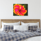 Hawaiian Fuchsia Hibiscus uit Kauai Photography Canvas Afdruk (Insitu (Slaapkamer))
