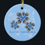 Hawaiian Holly Hanukkah Blue Floral Keramisch Ornament<br><div class="desc">Hau'oli Hanukaha is Hawai'ian voor Happy Hanukkah! Deze illustratie laat een tropische interpretatie zien van heilig in Hanukkah-kleuren en subtiele gradiënten. De letters zijn vol met sneeuw voor een extra verrassing. Dit ontwerp is beschikbaar op een verscheidenheid van producten voor thuis en kleding voor het hele gezin.</div>