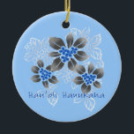 Hawaiian Holly Hanukkah Blue Floral Keramisch Ornament<br><div class="desc">Hau'oli Hanukaha is Hawai'ian voor Happy Hanukkah! Deze illustratie laat een tropische interpretatie zien van heilig in Hanukkah-kleuren en subtiele gradiënten. De letters zijn vol met sneeuw voor een extra verrassing. Dit ontwerp is beschikbaar op een verscheidenheid van producten voor thuis en kleding voor het hele gezin.</div>
