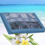 Hawaiian Honu Tapa Wallet Drievoud Portemonnee<br><div class="desc">De schoonheid en het lot van de Hawaiiaanse eilanden kent geen grenzen. Het is een plaats en cultuur waar miljoenen mensen over de hele wereld van houden. Vul je huis met Aloha! Mijn winkel bevat een aantal Hawaiiaanse design, waaronder hedendaagse Hawaiiaanse quilt, traditionele tapa, Aloha shirt met prints en heerlijke...</div>