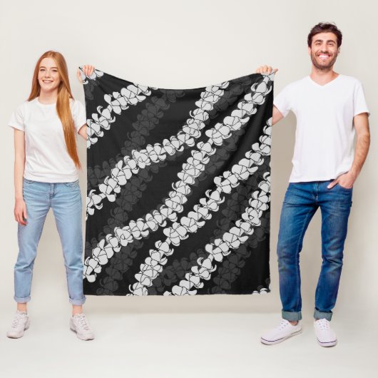 Hawaiian Print Puakenikeni lei Fleece Deken (In situ)