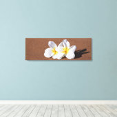 Hawaiian White Plumeria op het strand Canvas Print (Insitu (Houten vloer))