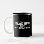 Hawk Tuah 2024 Spuug op dat ding presidentieel Tweekleurige Koffiemok (Links)