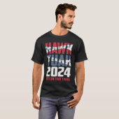 Hawk Tuah 24 spuugde op die Thang sarcastisch T-shirt (Voorkant volledig)