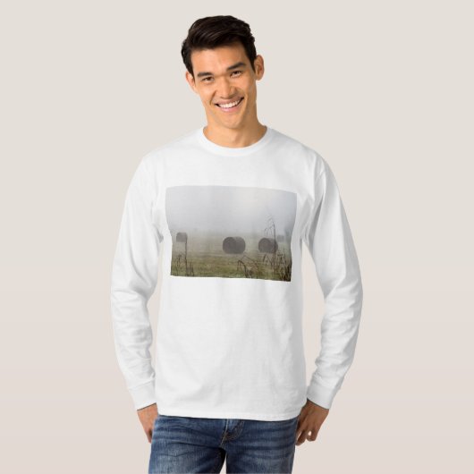 Hay Bales in de mist T-shirt (Voorkant volledig)