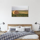 Hay balt in een gebied met berggebieden op zonsopg canvas afdruk (Insitu (Slaapkamer))