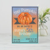 Hay Pumpkin Fall Birthday Party Invitation Kaart (Staand voorkant)