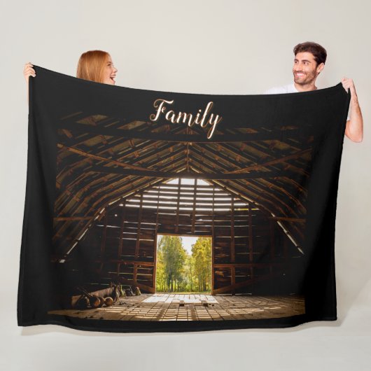 Hayloft van oude bruine schuur met een Uitzicht Fleece Deken (In situ)