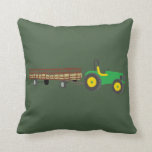 Hayride Green en Yellow Tractor Illustration Kussen<br><div class="desc">Deze werpkussens hebben een klassieke boerderij met een afbeelding van een trekker aan de voorzijde en een patroon van appels en appelbehandelingen aan de achterkant, allemaal tegen een donkergroene achtergrond. Deze realistische stijlillustratie toont een groene en gele trekker die een met hooi gevulde wagen sleept die je zal herinneren aan...</div>