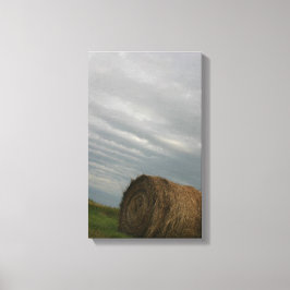 Haystack met stormen wolken boven het boerderij fo canvas afdruk