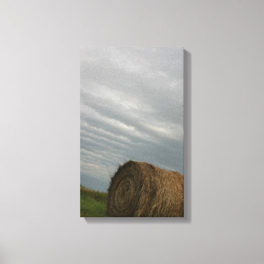 Haystack met stormen wolken boven het boerderij fo canvas afdruk (Voorkant)