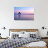Haystack Rock bij zonsondergang Canvas Afdruk (Insitu (Slaapkamer))