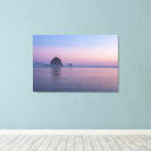 Haystack Rock bij zonsondergang Canvas Afdruk (Insitu (Houten vloer))