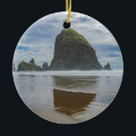 Haystack Rock, Cannon Beach, Oregon Keramisch Ornament<br><div class="desc">De iconische Haystack Rock reflecteert in de oceaan onder de dramatische wolken van Cannon Beach aan de Oregon-kust</div>