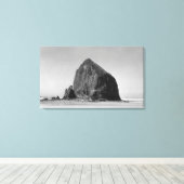 Haystack Rock in Cannon Beach, Oregon Photography Canvas Afdruk (Insitu (Houten vloer))
