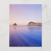 Haystack Rock in Dawn Blurred Blue Paarse Waves Briefkaart (Voorkant)