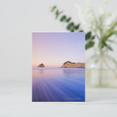 Haystack Rock in Dawn Blurred Blue Paarse Waves Briefkaart (Staand voorkant)