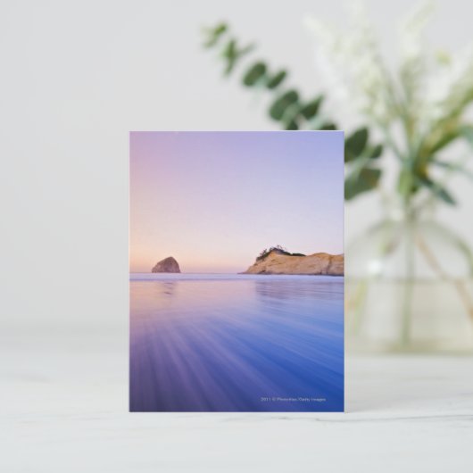 Haystack Rock in Dawn Blurred Blue Paarse Waves Briefkaart (Staand voorkant)