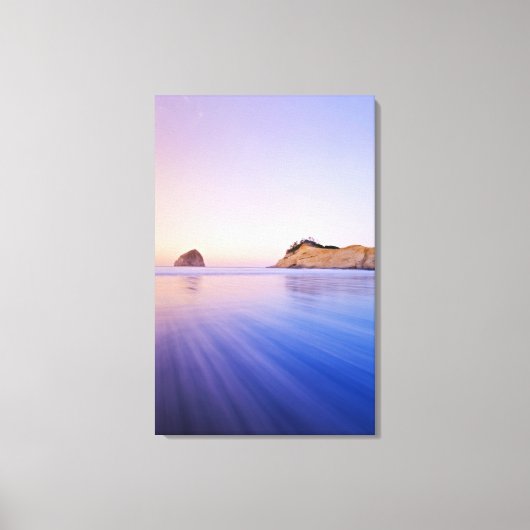 Haystack Rock in Dawn Blurred Blue Paarse Waves Canvas Afdruk (Voorkant)