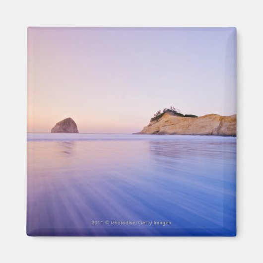 Haystack Rock in Dawn Blurred Blue Paarse Waves Magneet (Voorkant)