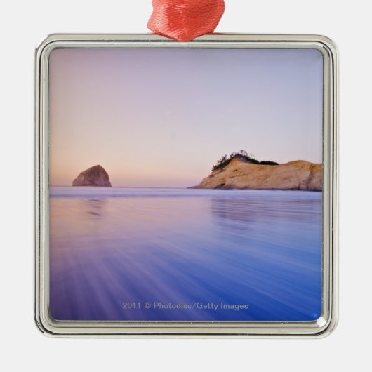 Haystack Rock in Dawn Blurred Blue Paarse Waves Metalen Ornament (Voorkant)