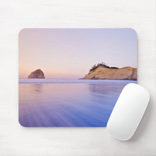 Haystack Rock in Dawn Blurred Blue Paarse Waves Muismat (Met muis)