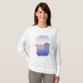 Haystack Rock in Dawn Blurred Blue Paarse Waves T-shirt (Voorkant volledig)