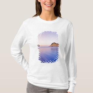 Haystack Rock in Dawn Blurred Blue Paarse Waves T-shirt
