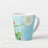 Hazel Dormouse, aardbeien en dandelionpuff Smal Latte Mok (Rechterhoek)