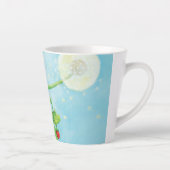 Hazel Dormouse, aardbeien en dandelionpuff Smal Latte Mok (Rechts)