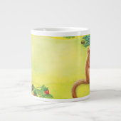 Hazel Dormouse Eet Wilde aardbei Grote Koffiekop (Voorkant)