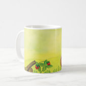 Hazel Dormouse Eet Wilde aardbei Koffiemok (Voorkant links)