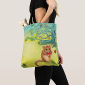 Hazel Dormouse Eet Wilde aardbei Tote Bag (Dichtbij)