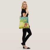Hazel Dormouse Eet Wilde aardbei Tote Bag (Op model)