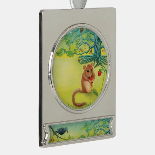 Hazel Dormouse Eet Wilde aardbei Verzilverd Banner Ornament (Rechts)