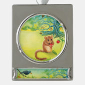 Hazel Dormouse Eet Wilde aardbei Verzilverd Banner Ornament (Voorkant)