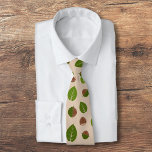 Hazelnootpatroon Stropdas<br><div class="desc">Stropdas van een man met hazelnoten en groene bladeren op een lichtbruine achtergrond. Een mooi cadeau voor een liefhebber van noten,  een veganist,  enz.</div>