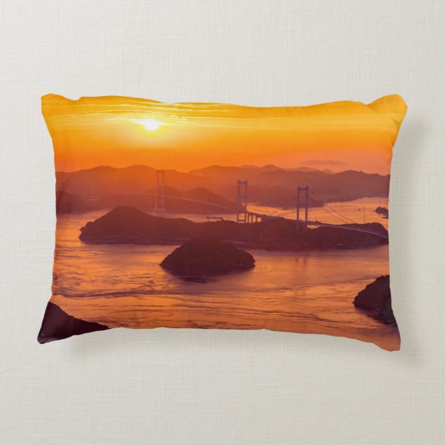 Hazy sunset on Kurushima Kaikyo Bridge and Kurushi Accent Kussen (Achterkant)