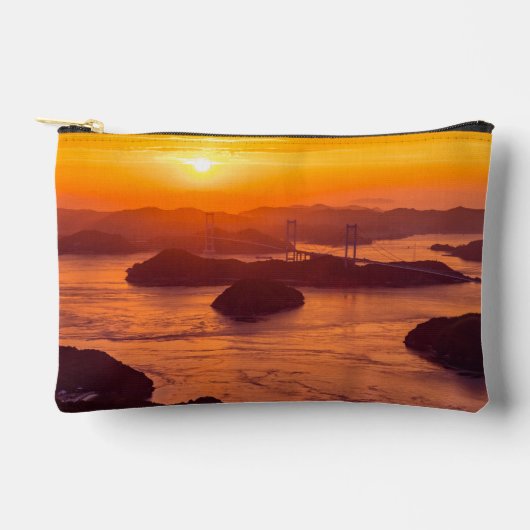 Hazy sunset on Kurushima Kaikyo Bridge and Kurushi Etui (Voorkant)