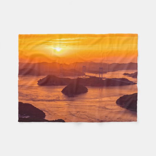 Hazy sunset on Kurushima Kaikyo Bridge and Kurushi Fleece Deken (Voorkant (Horizontaal))