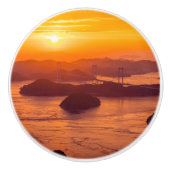Hazy sunset on Kurushima Kaikyo Bridge and Kurushi Keramische Knop (Voorkant)