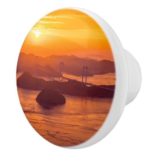 Hazy sunset on Kurushima Kaikyo Bridge and Kurushi Keramische Knop (Rechts)