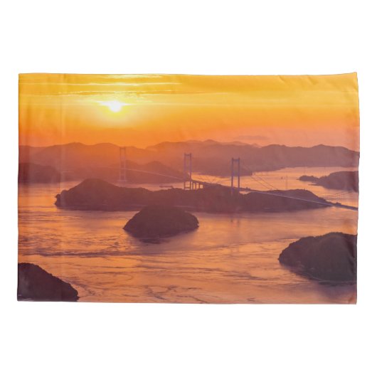 Hazy sunset on Kurushima Kaikyo Bridge and Kurushi Kussensloop (Achterkant)