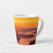 Hazy sunset on Kurushima Kaikyo Bridge and Kurushi Latte Mok (Rechterhoek)