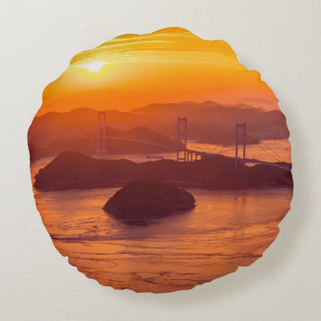 Hazy sunset on Kurushima Kaikyo Bridge and Kurushi Rond Kussen (Achterkant)
