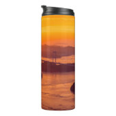 Hazy sunset on Kurushima Kaikyo Bridge and Kurushi Thermosbeker (Geroteerd rechts)