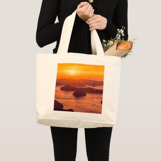 Hazy sunset on Kurushima Kaikyo Bridge Grote Tote Bag (Voorkant (product))